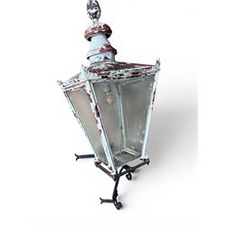 Foster & Pullen (Bradford est. 1896) - Good pair of late 19th century copper coach house or street lamps, painted in rustic white finish, with iron corner brackets, one with clear glass, the other with ring mottled glass, both converted to electricity, height with bracket 150cm