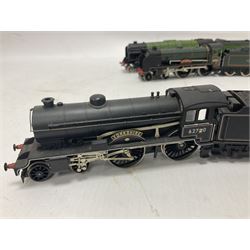 Various makers ‘00’ gauge - Hornby Class D41/1 4-4-0 ‘Yorkshire’ locomotive no.62700 in BR black and Green Schools Class 4-4-0 ‘Wellington’ locomotive no.30902 in BR green; G&R Wrenn Class R1 Tank 0-6-0T locomotive no.1127 in green; Trix Trains Class A2 4-6-2 ‘A.H.Peppercorn’ locomotive no.525 in LNER green (4) 