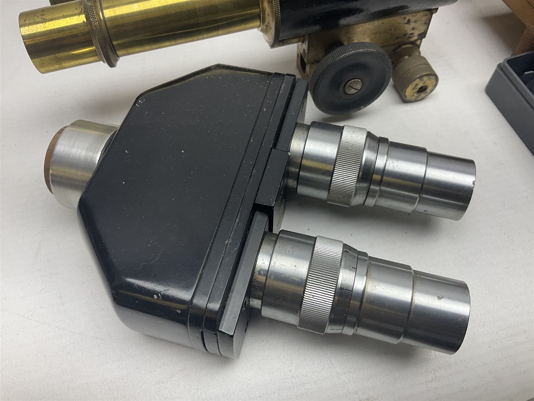 Large collection of microscope lenses, for various microscopes 