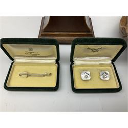 Assorted collectables, to include cased pair of cufflinks detailed with golf clubs and cased tie pin modelled as a golf club, the tie pin stamped Tokyo Silver, together with Queen Victoria and later shillings, and an early 20th century mantle clock, etc., in one box 