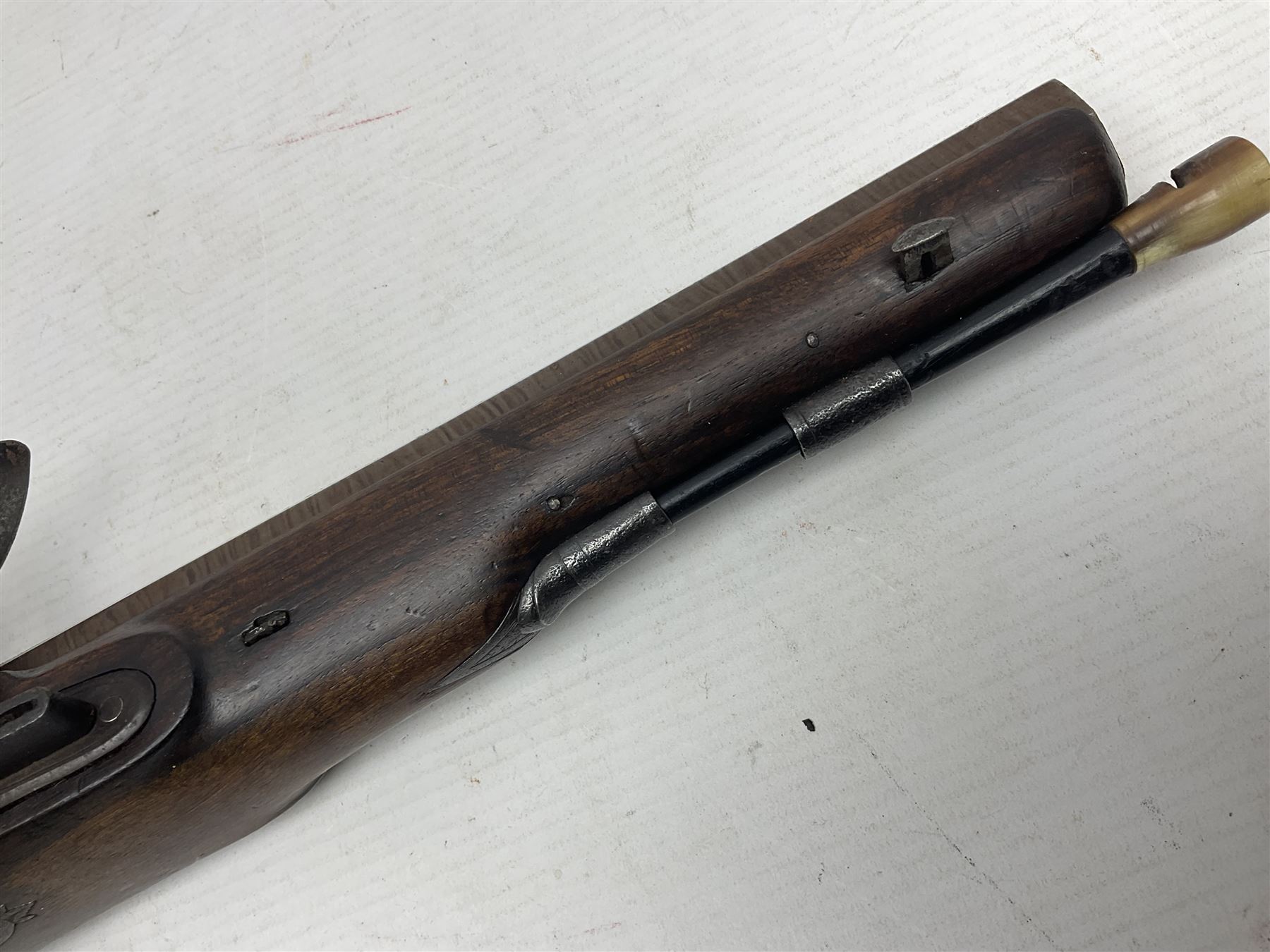 Early 19th century 16-bore flintlock single barrel travelling pistol, the 21.5cm stub twist octagonal barrel with two barrel pins and ramrod under, engraved lock plate with roller frizzen, engraved trigger guard with pineapple finial, walnut stoock with chequered grip L40cm overall