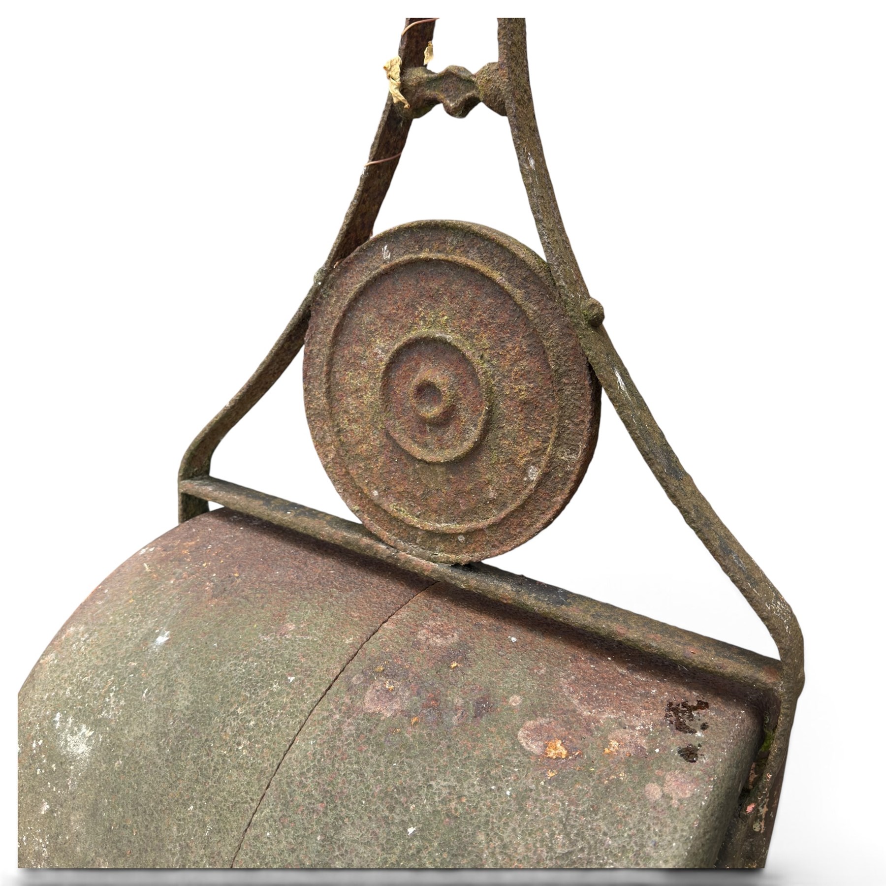 Edwardian cast iron garden lawn roller, handle over crocket-style spoke with moulded roundel medallion