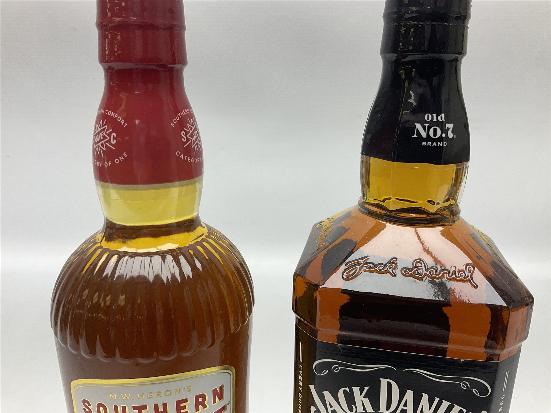 Jack Daniels, Old no.7 Tennessee sour mash whisky, 1L, 40% vol, Southern Comfort, liqueur with whisky, 70cl, 35% vol (2)