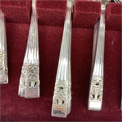 Canteen of Oneida Community plate cutlery in the Hampton Court pattern, six place settings in case