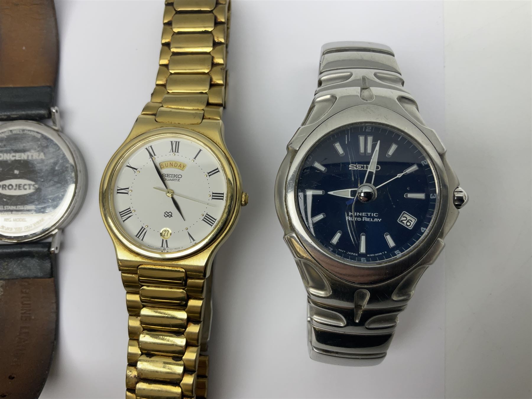 Seiko 5 automatic wristwatch Cal. 7009A, black dial with day-date aperture, Seiko Kinetic auto relay wristwatch and four other watches (6)