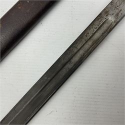 WW1 British pattern 1907 bayonet by Sanderson with 43cm fullered steel blade, various marks to ricasso including date 12-16; in steel mounted leather covered scabbard L58cm overall