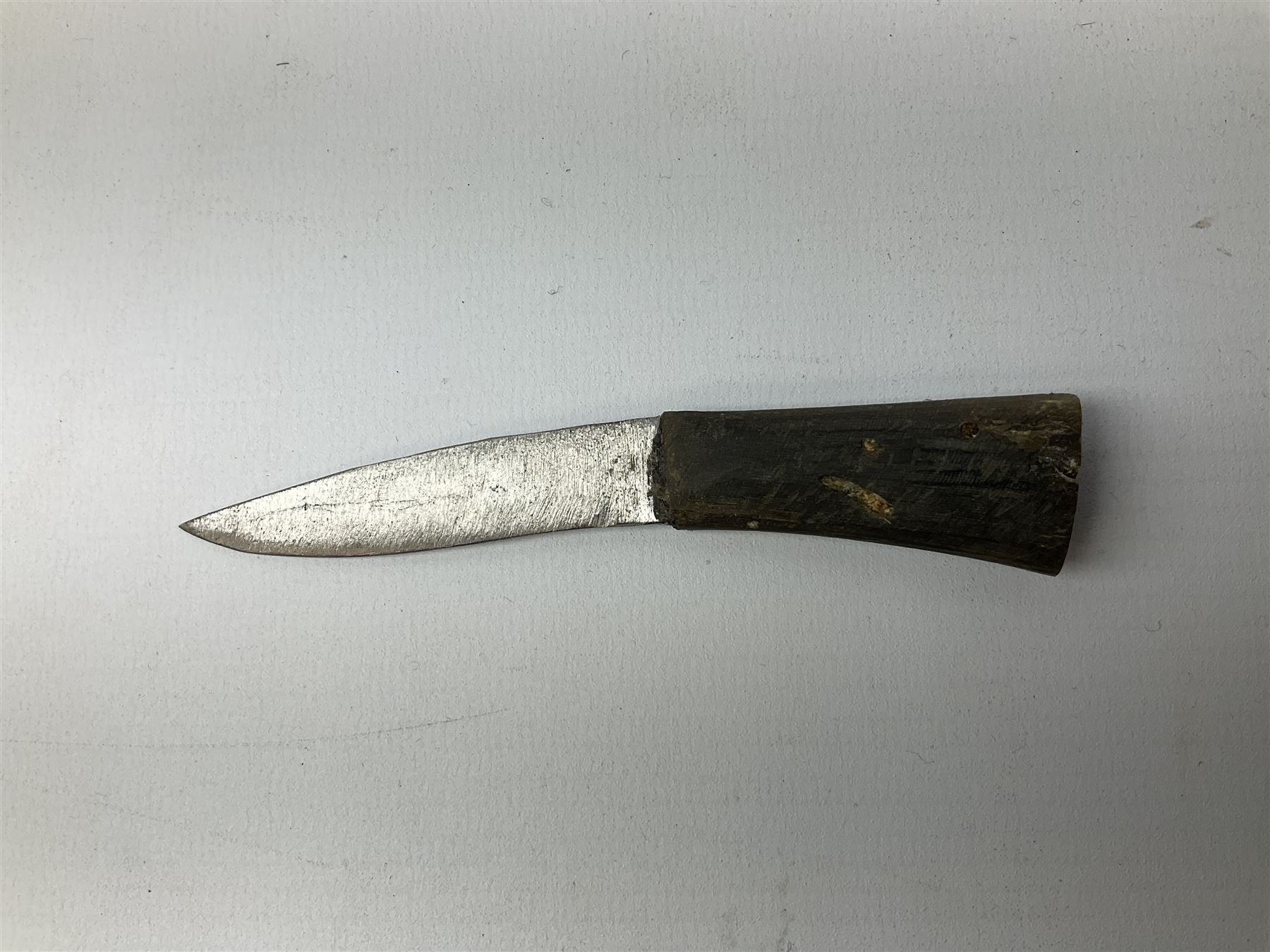 Post WW2 Gurkha kukri, in leather scabbard complete with two skinning knives, 42cm overall