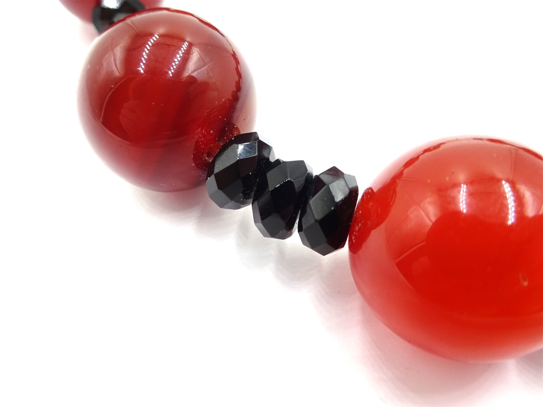 Large agate and onyx bead necklace, with 14ct gold clasp