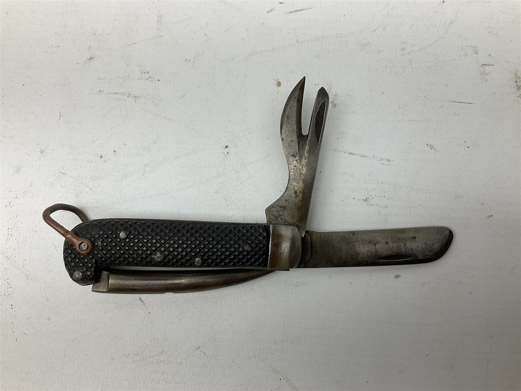 WW2 British army folding jack/clasp knife with blade and can opener marked with broad arrow and date 1944; a similar unmarked British army folding three-blade knife; and another later similar British Army knife marked Wade & Butcher Sheffield England (3)