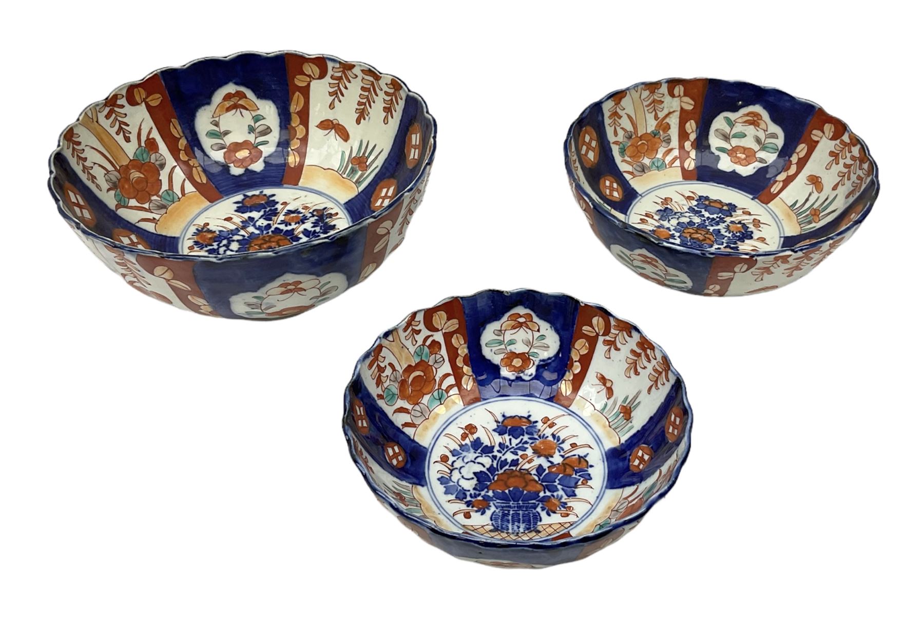 Set of three graduating Japanese Imari bowls, largest example D21cm