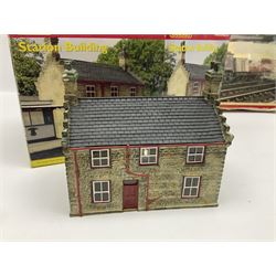Tri-ang/Hornby '00' gauge - RS.606 Express Goods Set; boxed; eleven passenger coaches and twelve goods wagons (some boxed) by Hornby, Lima etc; and boxed Hornby Skaledale Station Building with platform