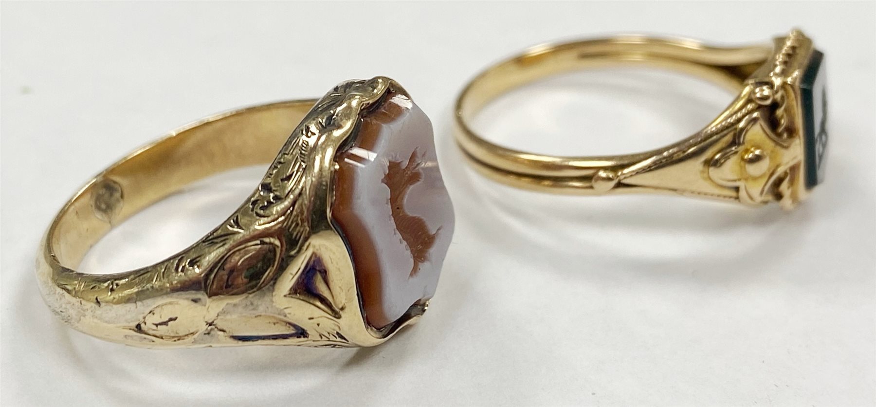 Victorian 15ct gold bloodstone lion intaglio, shield shaped signet ring and a 9ct gold agate dragon intaglio ring