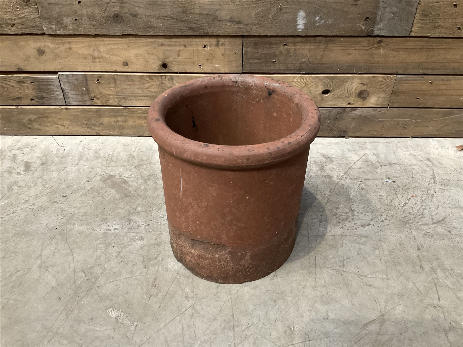 Cast iron cauldron set pot with 2 terracotta chimney pots and 2 terracotta planters,
