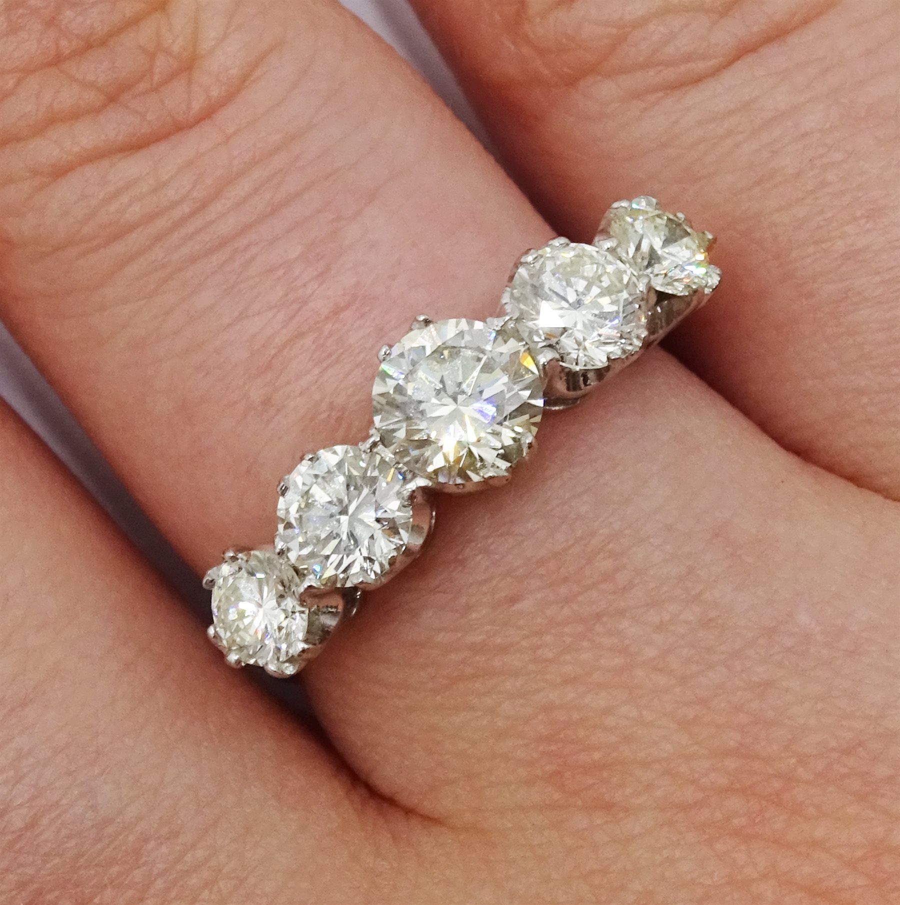 18ct white gold five stone graduating, round brilliant cut diamond ring, hallmarked, total diamond weight approx 1.90 carat