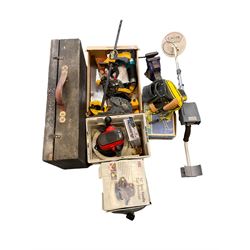 Collection of modern and vintage tools, including car polishers, saws, belt sander vice, metal detector workshop lamp, wooden tool case and other 