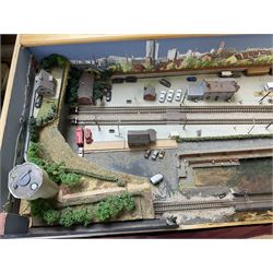 'Z' gauge continental scenic layout with folding legs, various loops of track and sidings with overhead cables, buildings including water tower, tunnels, roads with motor vehicles and figures, trees, haven with boats, backdrop diving wall hiding control units 150 x 50cm