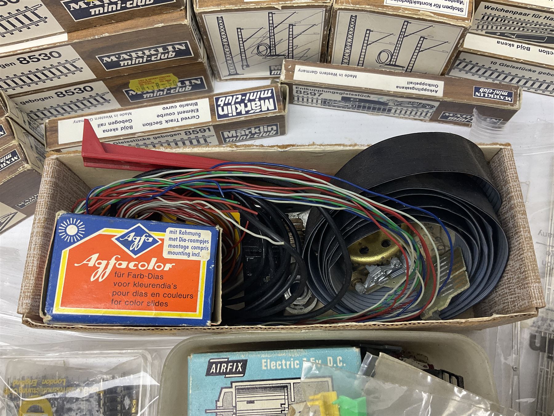 Marklin mini-club 'Z' gauge - quantity of predominantly boxed track including 8505 straights, 8530 curves, 8561 points, 8939 signals, 8591, 8507, 8510, 8564 etc; conductor wire sections with 8911 supports; short lengths, cross-overs, switches and other accessories