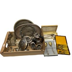 Quantity of silver-plated and other metalware, to include Italian three piece silver handled cake serving set, by Aghifug, with handless stamped 800 and the blades and fork stamped 'Silver', silver plated tea set, trays, cased cutlery etc