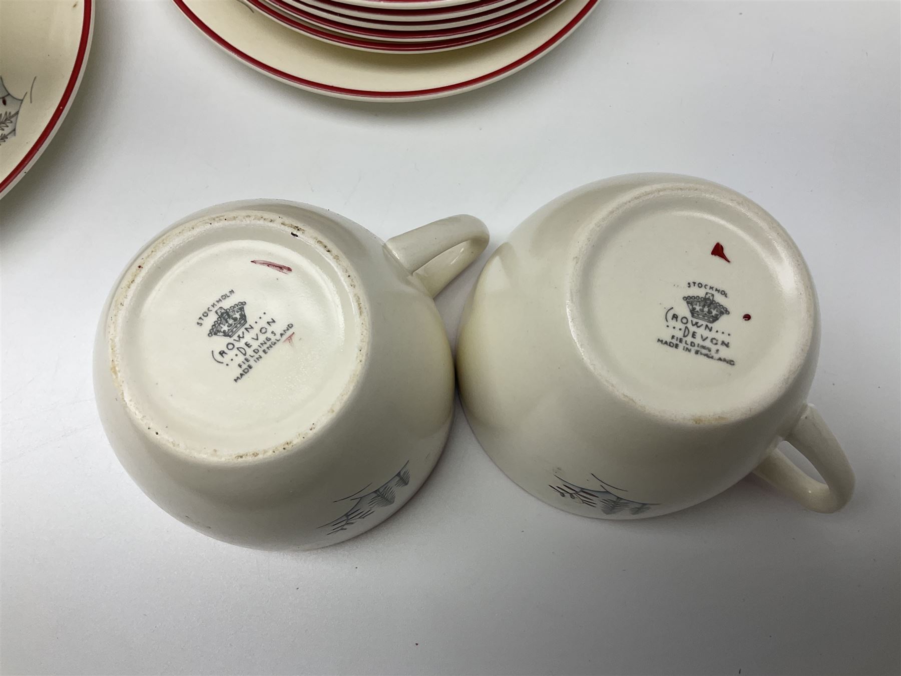 Crown Devon Stockholm patterned tea and dinner wares, to include, five teacups and saucers, milk jug, open sucrier, six dessert plates, six side plates, six dinner plates, serving platter, etc (42)