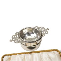 Silver tea strainer and stand Sheffield 1934, two sets of six silver handled pastry knives and three silver teaspoons