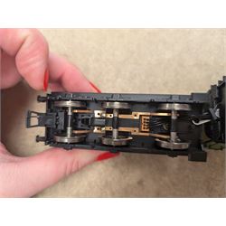 Bachmann '00' gauge 31765NRM National Railway Museum Edition GNR Class C1 Atlantic no. 3251 in LNER green livery, boxed