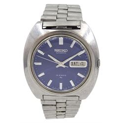 Seiko gentleman's stainless steel 19 jewels automatic wristwatch, Ref. 7006-7090, blue dial with day/date aperture, on original stainless steel bracelet