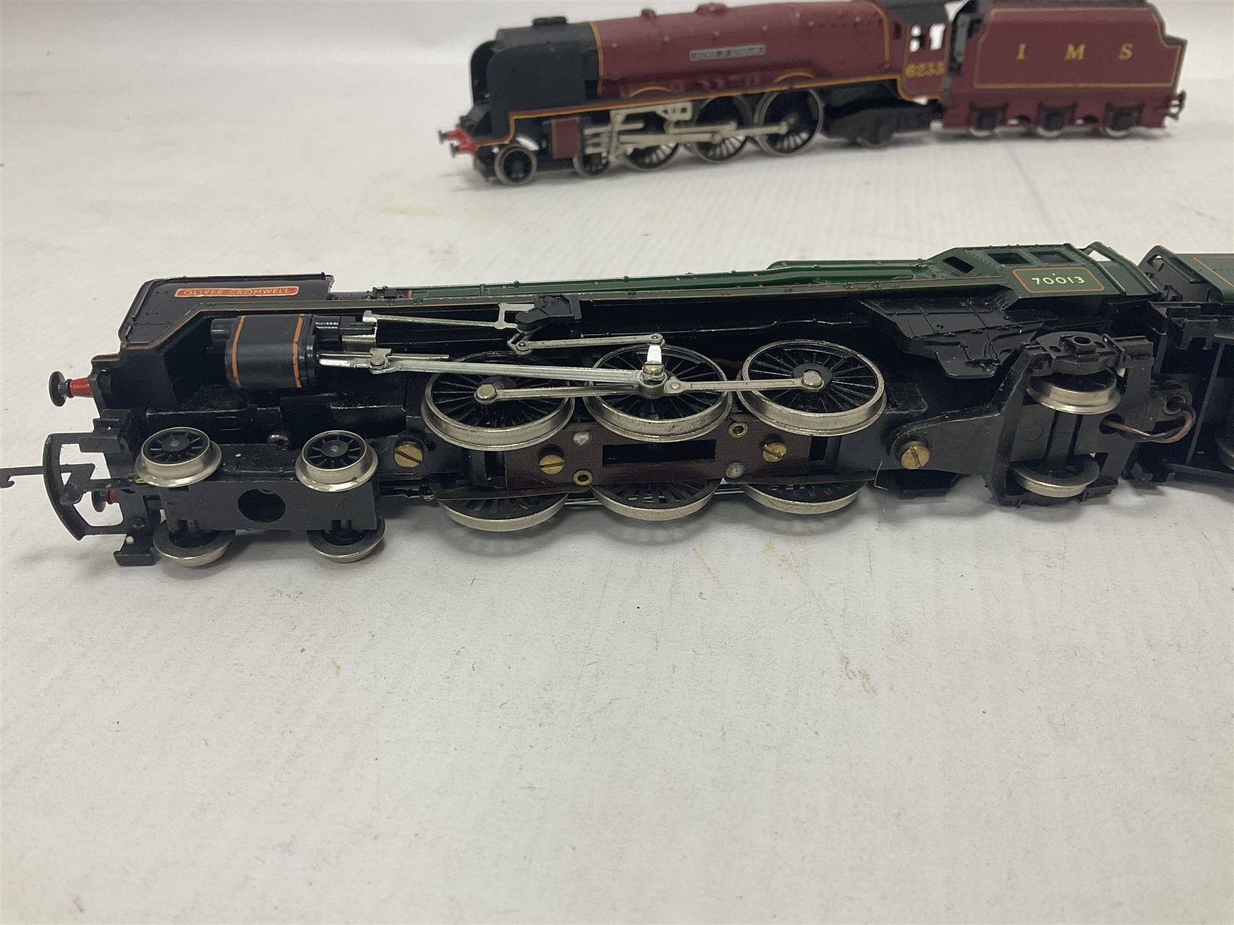 Hornby ‘00’ gauge - four steam locomotives comprising Britannia Class ‘Britannia’ 4-6-2 no.70000 in BR green; Britannia Class ‘Oliver Cromwell’ 4-6-2 no.70013 in BR green; Princess Class 4-6-2 no.6201 in LMS crimson; Coronation Class ‘Duchess of Sutherland’ 4-6-2 no.6233 in LMS crimson; one further tender (5) 