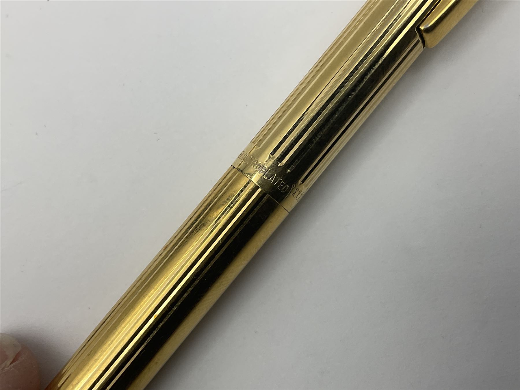 Sheaffer Triumph Imperial fountain pen, the gold plated barrel with fluted stripe design and gold nib stamped 14K 585, together with a Sheaffer Targa slimline fountain pen with gold plated barrel similarly decorated with gold nib stamped 14K 585, ballpoint pen and propelling pencil, each with a fluted gold plated barrel, largest L13.5cm (4)