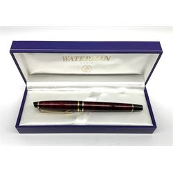 A modern Waterman Expert II red and black marbled effect fountain pen, with gilt banding and clip, with makers blue leather fitted box and card outer sleeve. 
