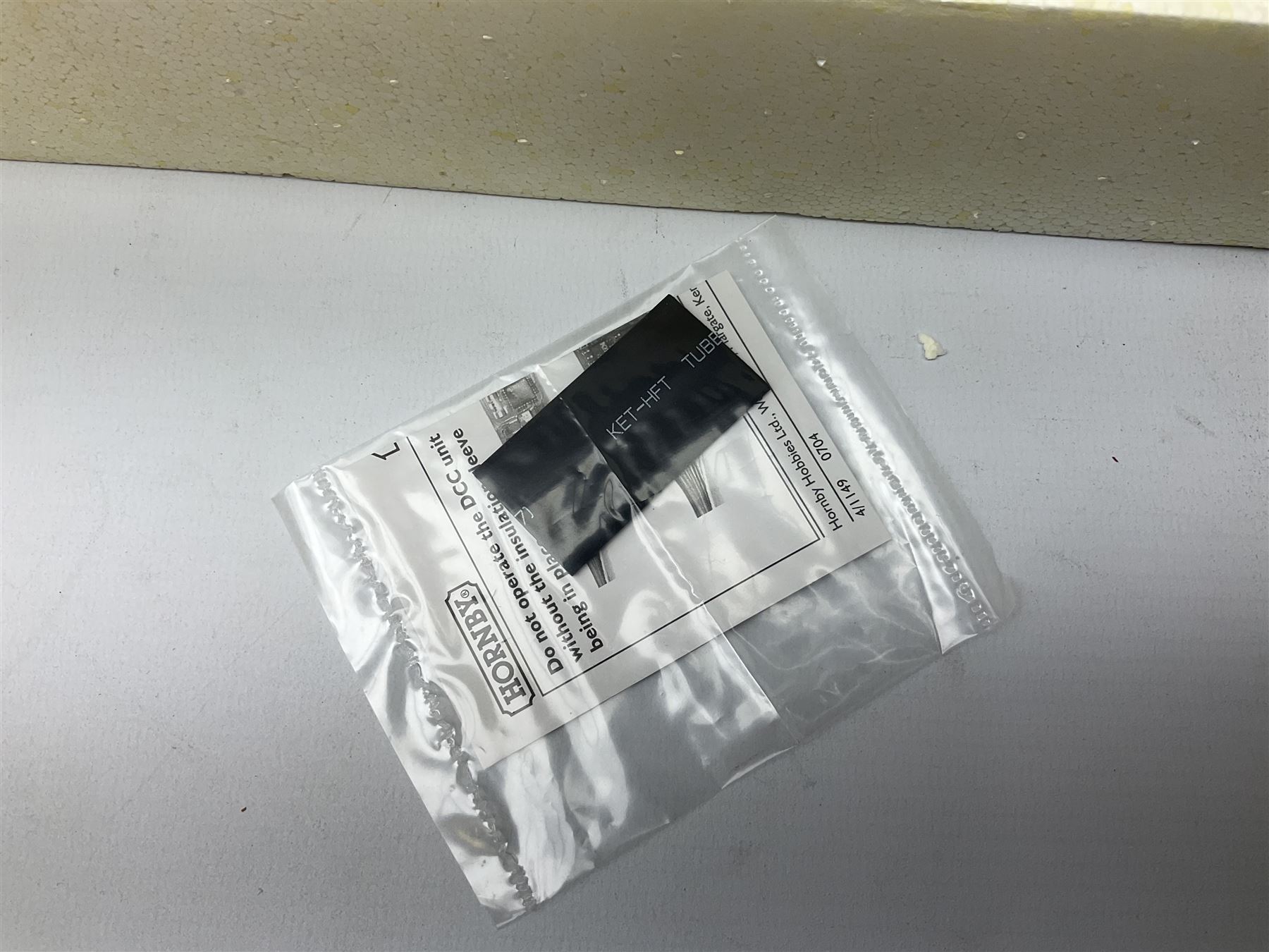 Hornby '00' gauge -Railroad Early BR Class 9F locomotive no. 92027, Class 2P 4-4-0 locomotive no. 40663 and Schools Class 4-4-0 locomotive 'Winchester' no. 30901, all DCC ready (3)