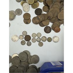 Mostly Great British pre-decimal coinage, including halfpennies, pennies, brass threepences, sixpence pieces, one shillings, two shillings and half crowns, small number of pre 1947 silver coins, small number of World coins etc