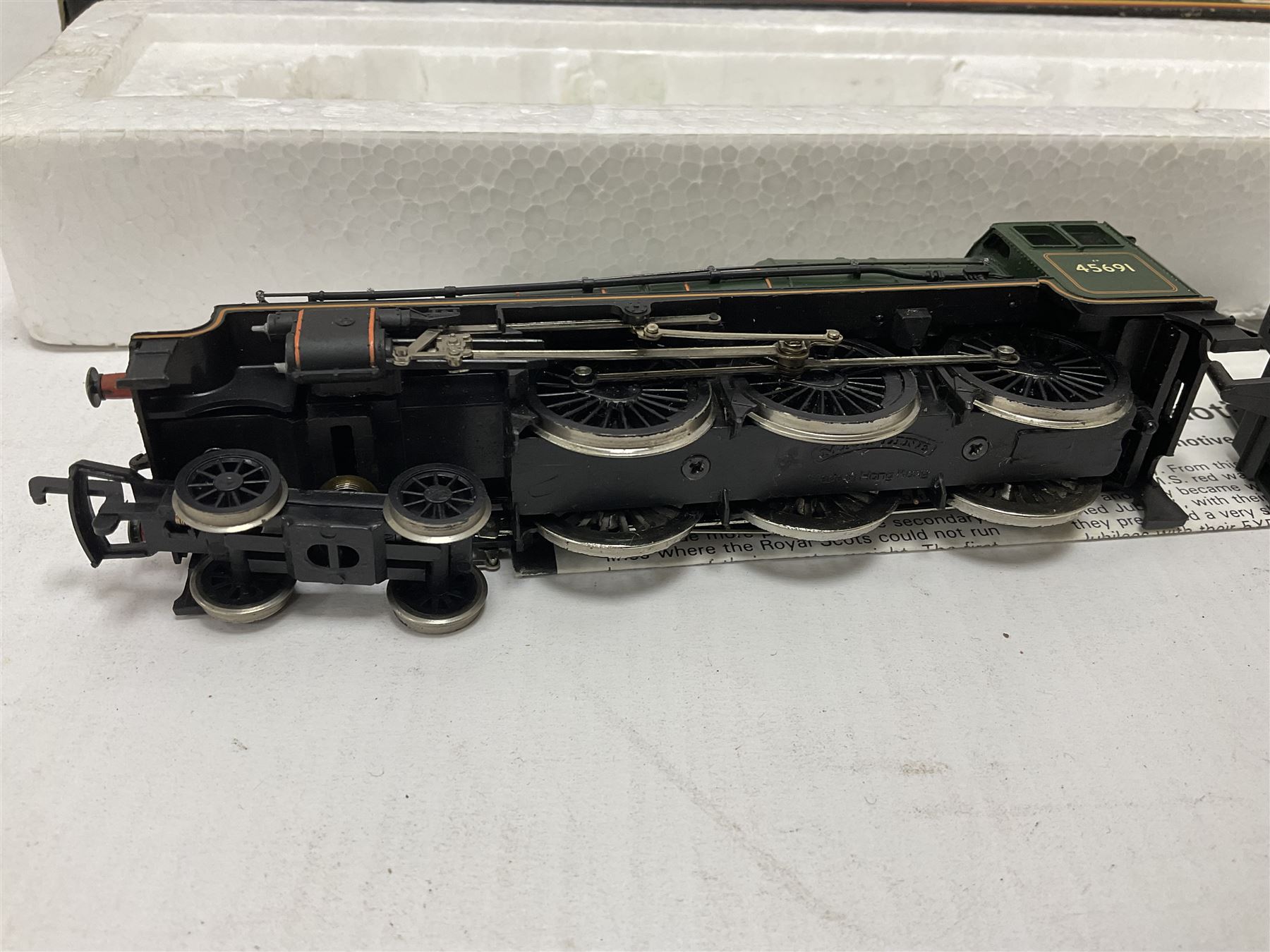 Mainline Railways ‘00’ gauge - five model steam locomotive and tenders comprising ref.37058 0-6-0 2251 Class Collett no.3205 in GWR green; ref.37062 4-6-0 Jubilee Class 6P no.45691 in BR green; ref.37079 4-6-0 Manor Class no.7812 in BR black; ref.54157 2301 Class (Deans Goods) 0-6-0 no.2538 in BR black; ref.937515 Class 2P 4-4-0 no.40568 in BR black; all in original boxes (5) 