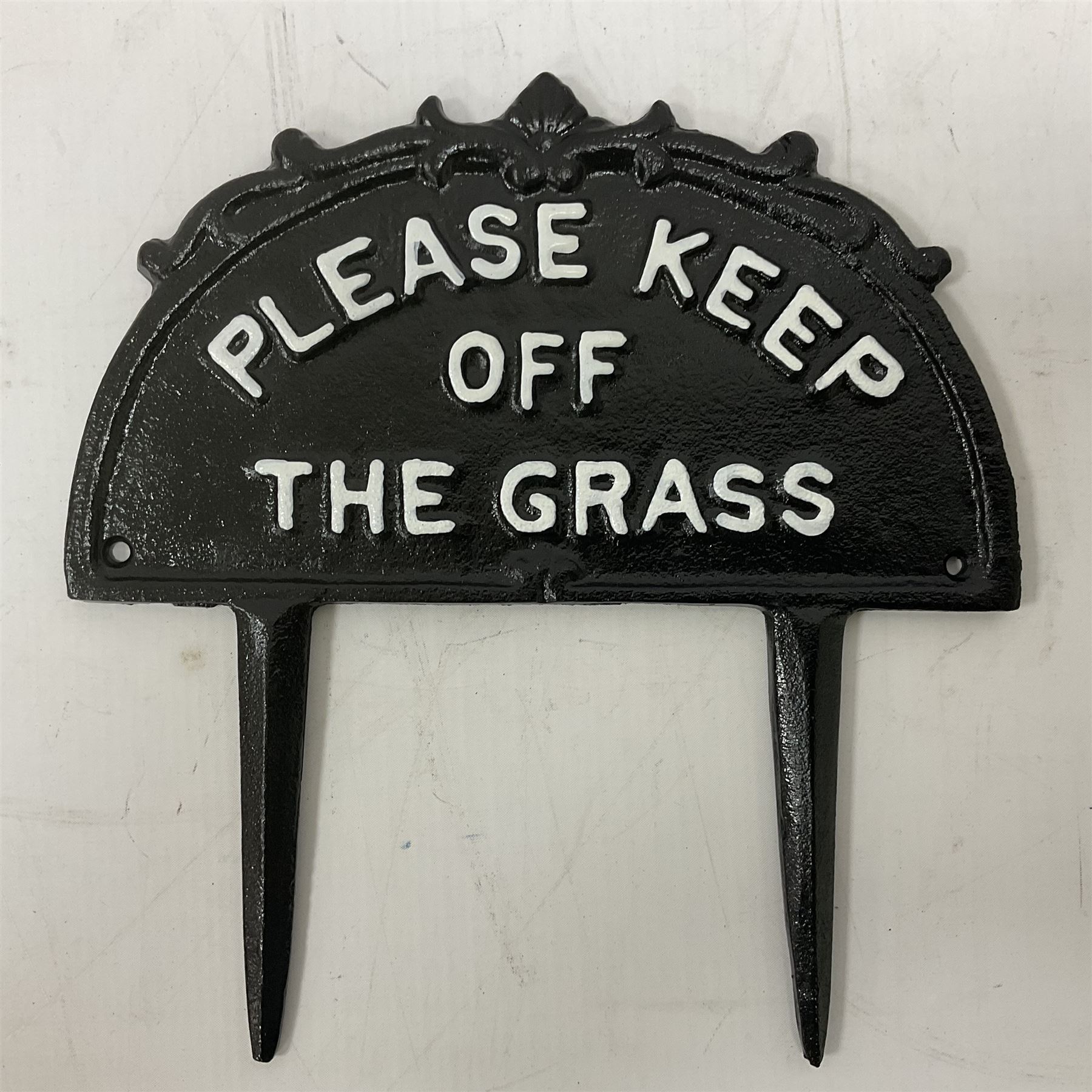 Please Keep Off the Grass cast iron sign, without spike H14cm 