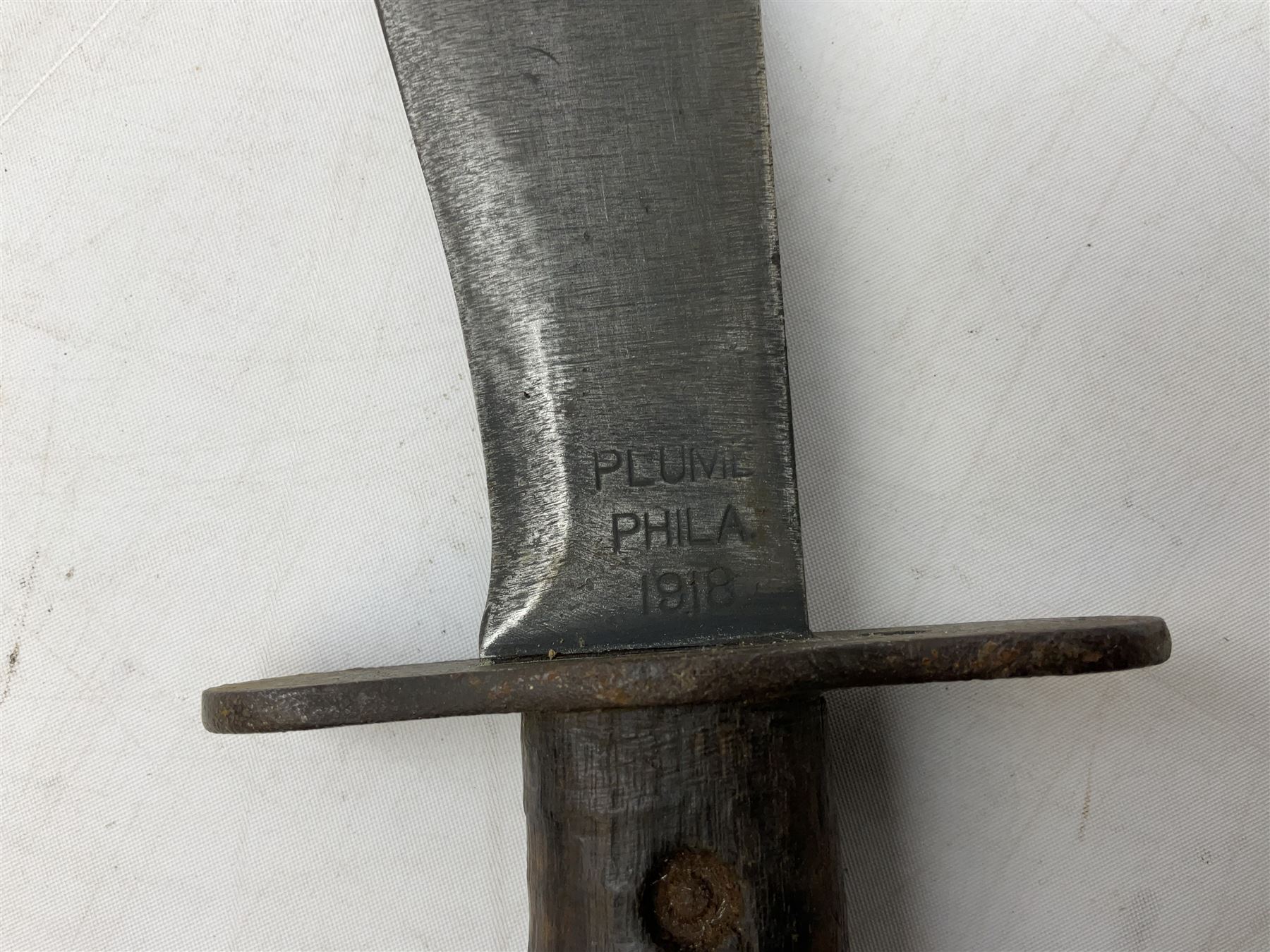 US Model 1910/17  Machine Gunners Bolo knife, the 26.5cm curving steel blade marked 'US MOD 1917 PLUME PHILA 1918'; in webbing covered steel scabbard with leather chape marked 'Brauer Bros 1918' L40.5cm overall (with photocopy of modern reference material)