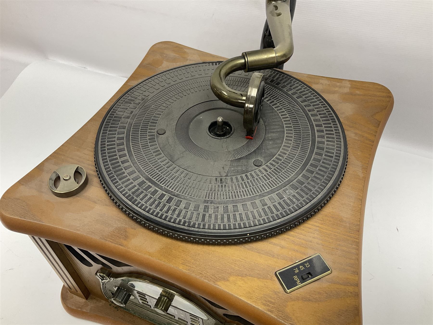  Roadstar HIF-1850TUMPK retro style record player with gramophone 