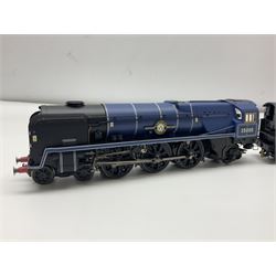 Hornby '00' gauge - Merchant Navy Class 4-6-2 locomotive 'Canadian Pacific' No.35005 in BR Blue; boxed