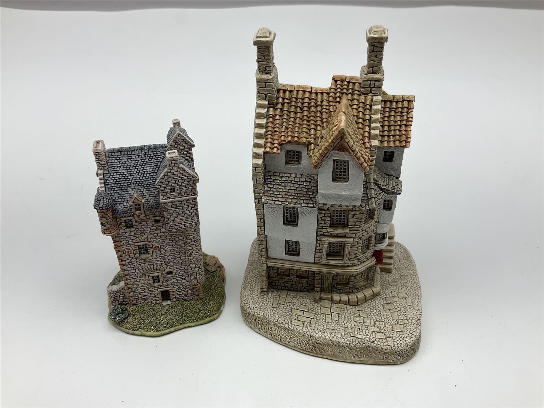 Nineteen Lilliput Lane models from the Scottish Collection