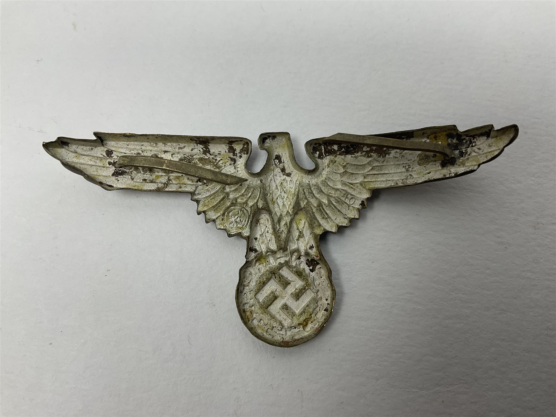 Five German 'SS' visor cap metal badges comprising one eagle and four skull and cross-bones (5)
