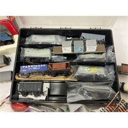 Various makers ‘00’ gauge - Hornby DCC ready LNER 4-6-2 ‘The Mallard’ no.4468 in blue with original box; Lima British Railway Class 33 Bo-Bo diesel locomotive no.33025; quantity of coaches, wagons and track to include Hornby, Lima, Tri-Ang etc (26) 