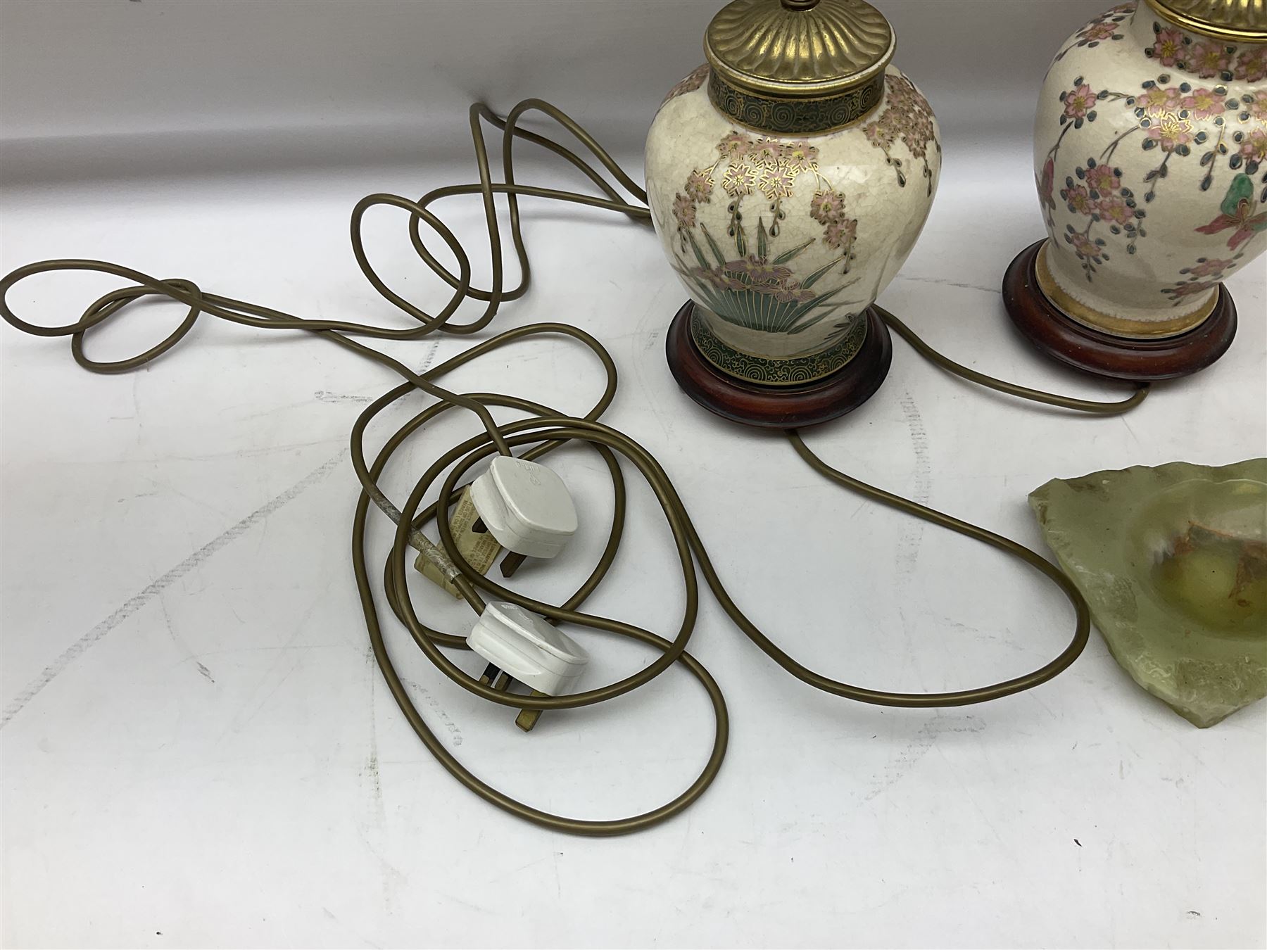 Agate table lamp with brass mounts, together with agate table lighter and dish, and two oriental style baluster form table lamps on bases, largest H33cm incl fitting