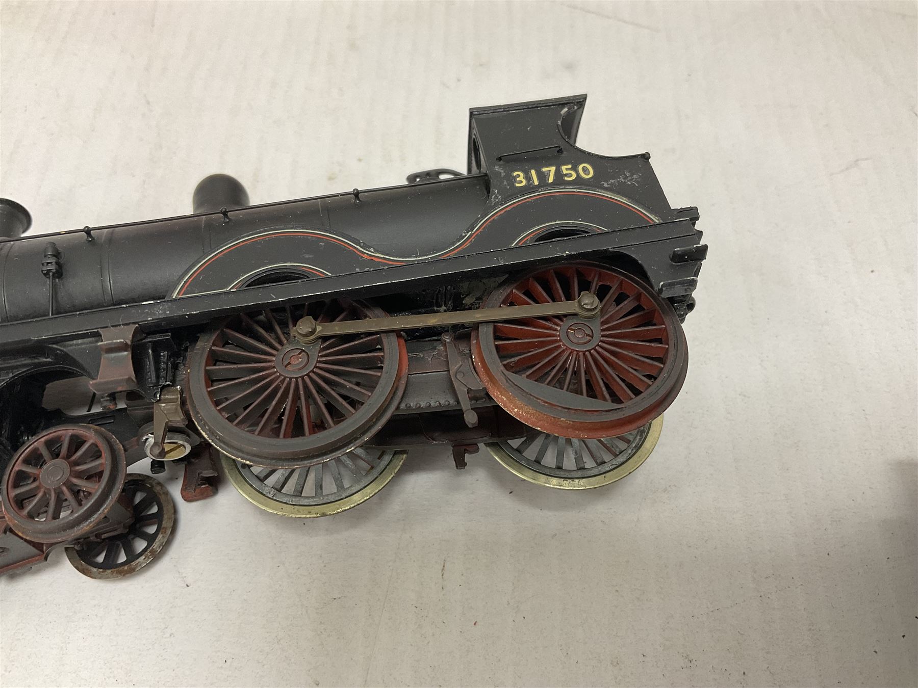 ‘00’ gauge - two kit built locomotive and tenders comprising SR Wainwright Class C 4-4-0 no.115 finished in SE&CR green; SR Wainwright Class D 4-4-0 no.31750 finished in BR black; both with Wills Finecast boxes (2) 