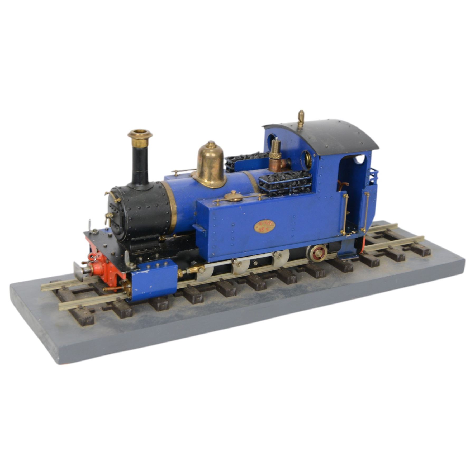 Roundhouse Gauge 1 live steam 0-6-2 tank locomotive, in blue livery, on wooden plinth