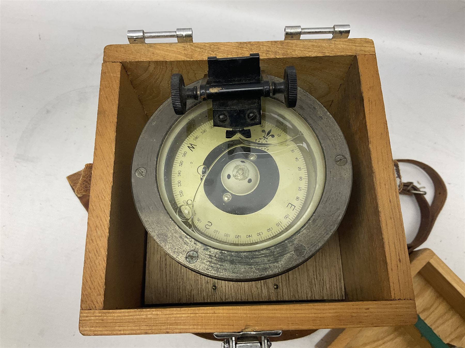 Saura handheld compass in wood case