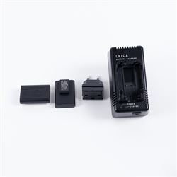 Leica M8 digital rangefinder camera body, with chrome finish, serial number 3196518, circa 2007, in original inner and outer boxes with charger and instructions 