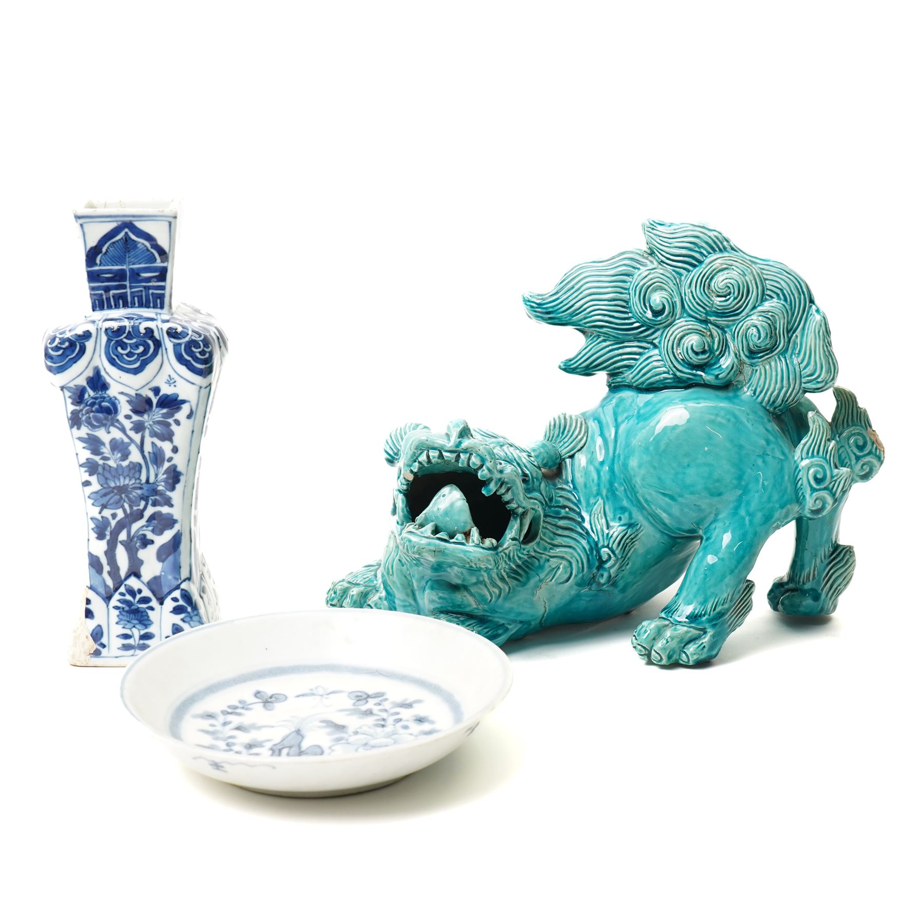 Early 19th century Chinese Tek Sing cargo saucer dish with Nagel Auctions label D18.5cm Chinese, Kangxi blue and white square section vase H24cm and a turquoise glazed Dog of Fo L26cm (3)