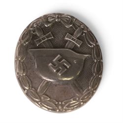WWII German Third Reich 'silver' wound badge, numbered verso L22, together with a silver plate box with a miniature wound badge to the hinged lid, with brown velvet lining, box H3cm 