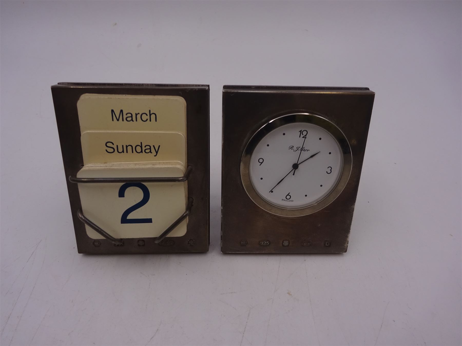 Modern silver mounted desk clock and perpetual calendar, hallmarked Carrs of Sheffield, Sheffield 2000 & 2001, H7.5cm