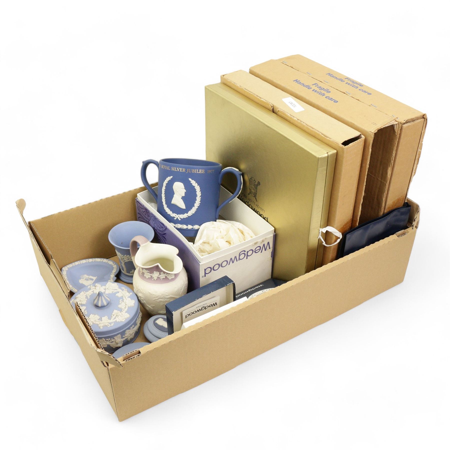 Wedgwood Royal Silver Jubilee commemorative loving cup, limited editon no. 445/500, boxed, Wedgwood 'The York Plate' boxed and other Jasperware in one box