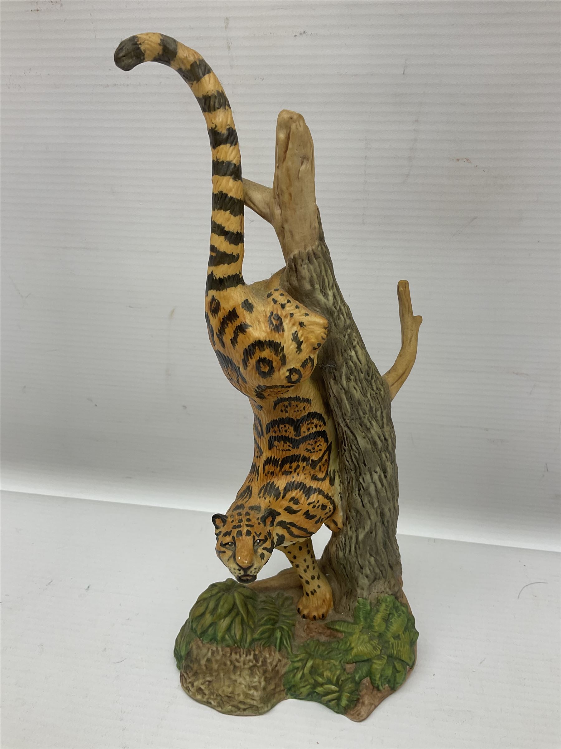 Ten Franklin Mint National wildlife Foundation Big Cats of the World figures to include, White Bengal Tiger, Jaguar, Cougar, Cheetah, Clouded Leopard etc, with display stand