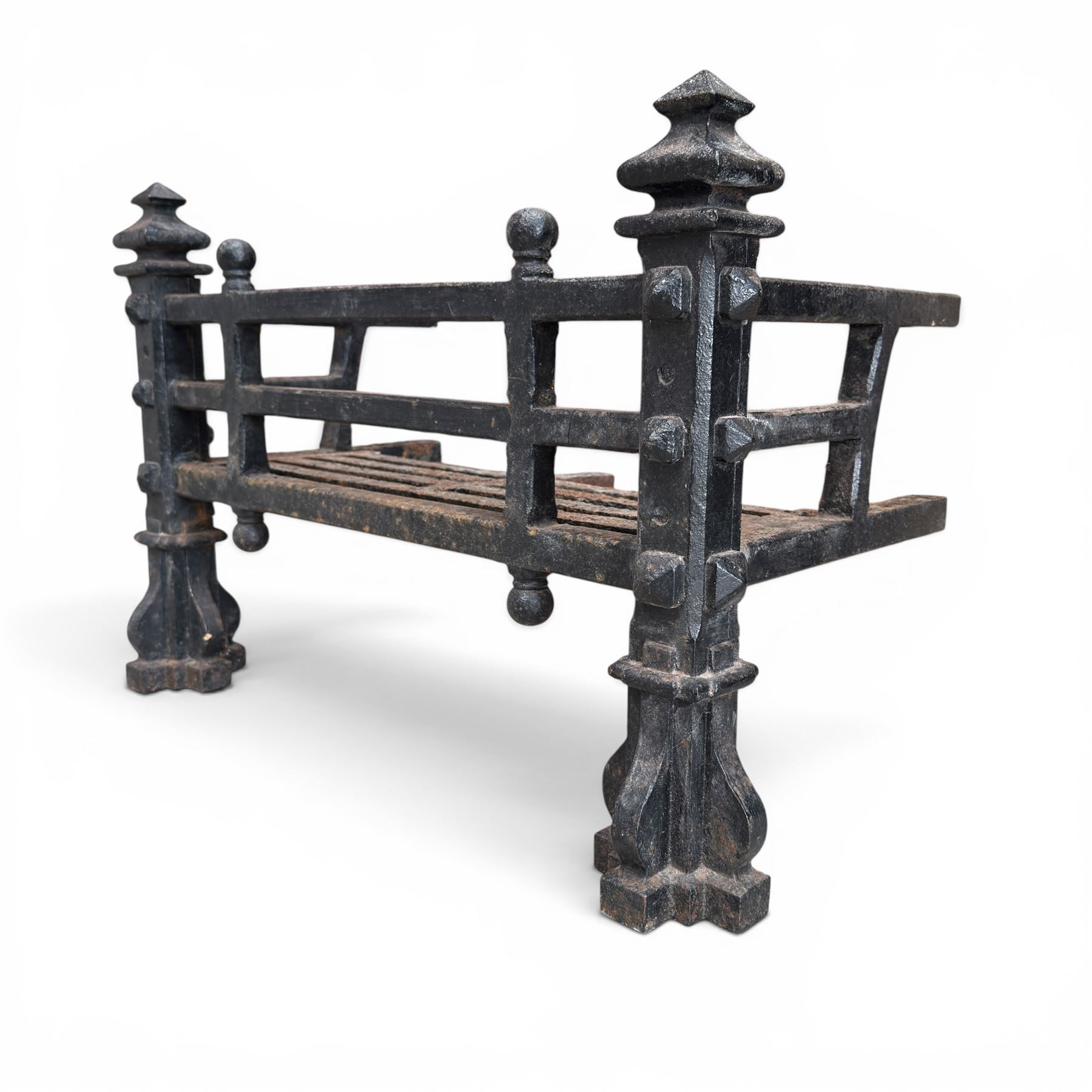 Late Victorian cast iron fireplace grate with turned and pointed finials